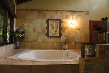 honeymoon_suite_jacuzzi